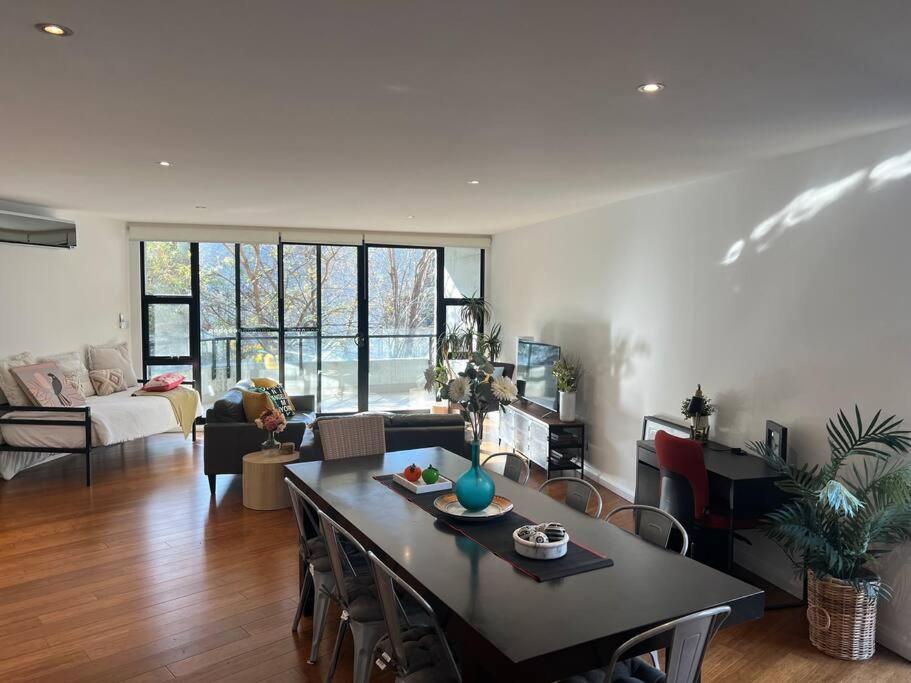 Large Executive 3 Bedroom Yarralumla Экстерьер фото