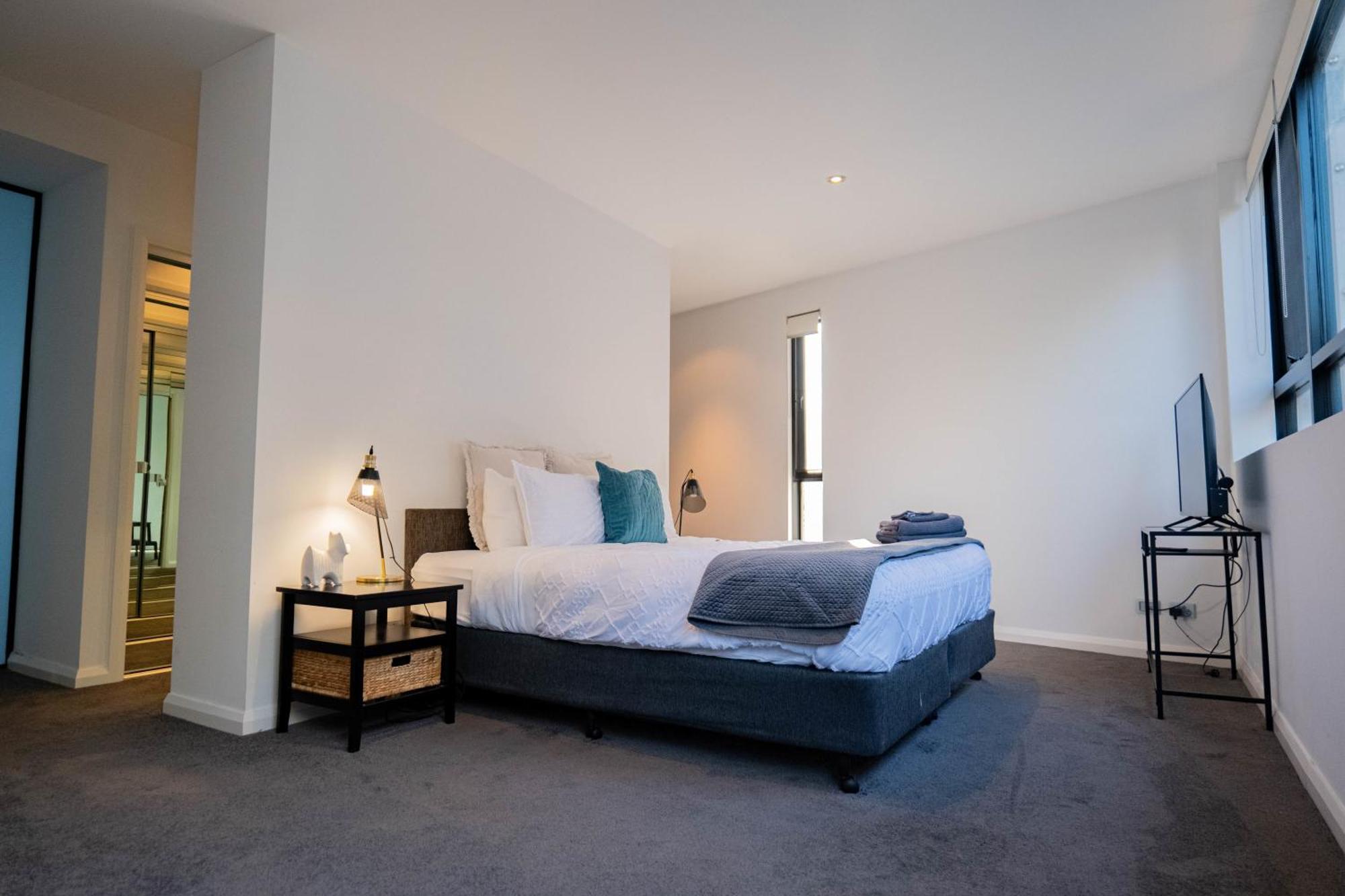 Large Executive 3 Bedroom Yarralumla Экстерьер фото