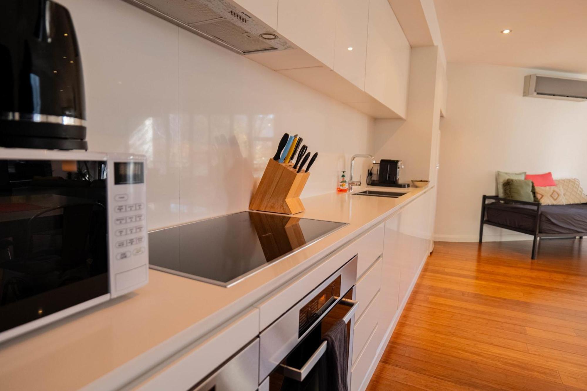 Large Executive 3 Bedroom Yarralumla Экстерьер фото
