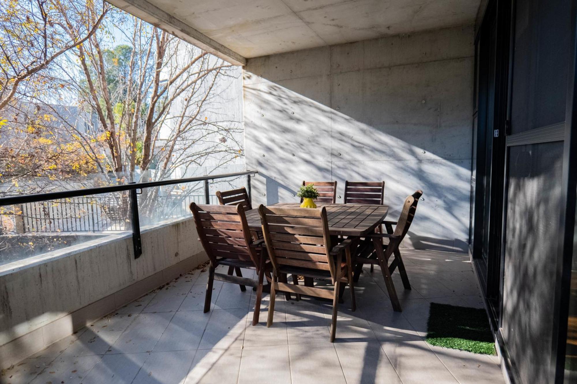 Large Executive 3 Bedroom Yarralumla Экстерьер фото