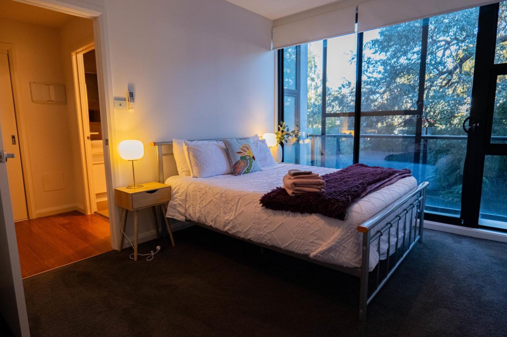 Large Executive 3 Bedroom Yarralumla Экстерьер фото